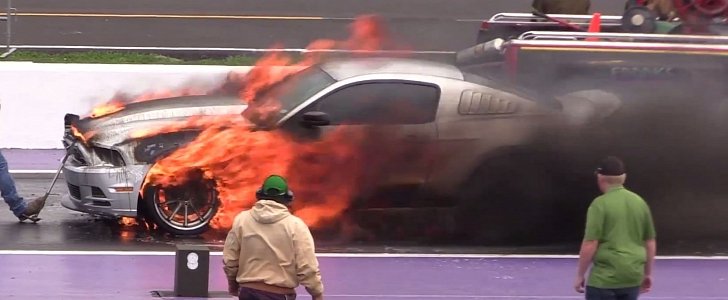 Сверхмощный Ford Mustang загорелся на недавнем гоночном мероприятии TX2K 2016 в Техасе.